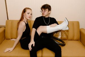 How to Incorporate Vintage Accessories into Modern Looks